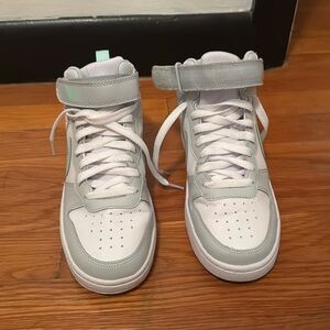 Nike Court Borough Mid size 5.5 Y